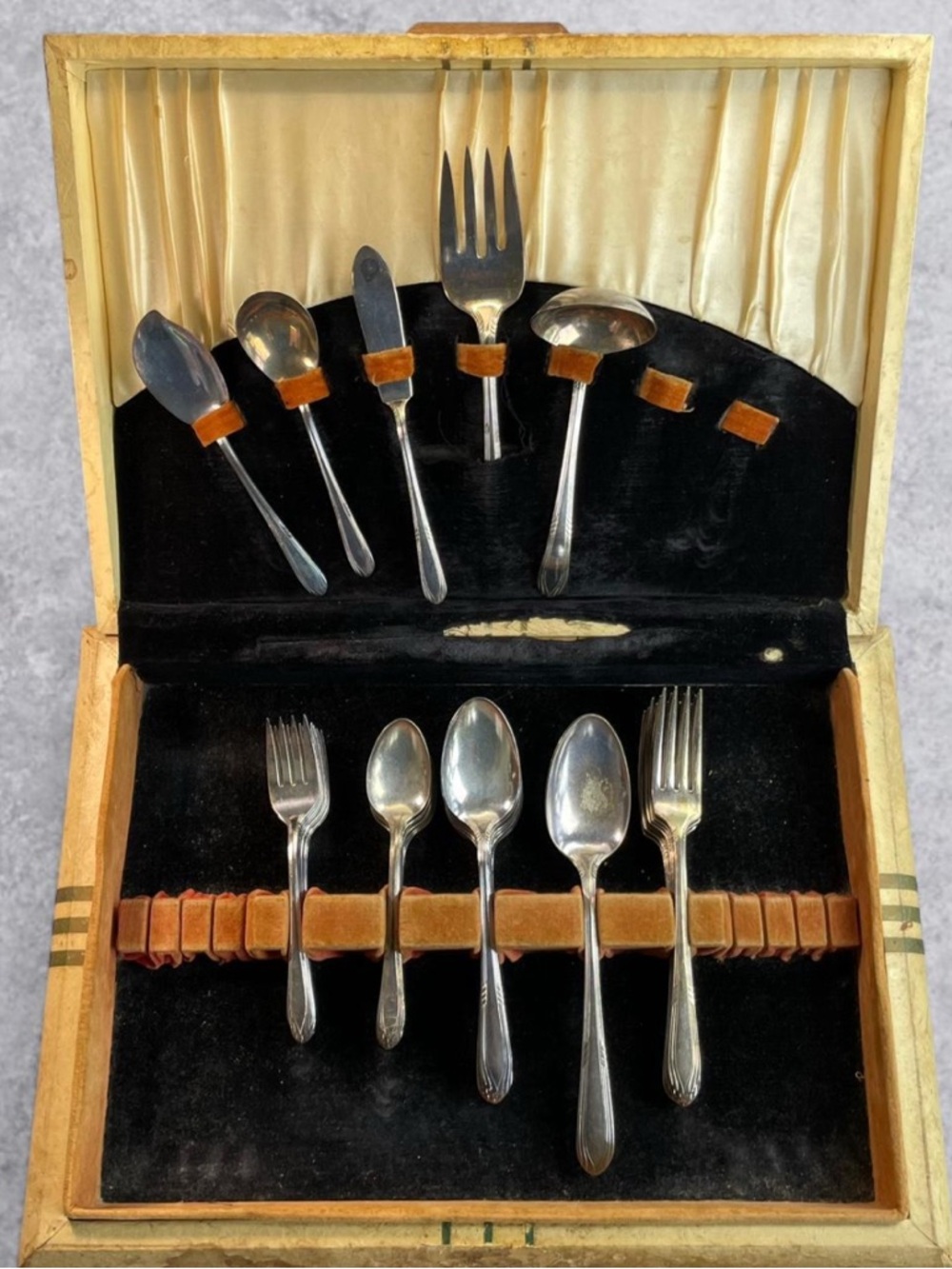 WM Rogers IS Silverplate Flatware Set 37 Pc w/ Case Vintage Dining Set